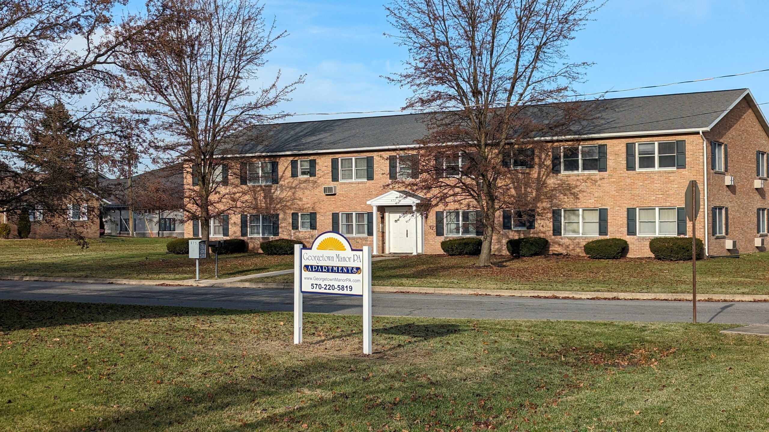 Photo of the outside of one of the Georgetown Manor PA apartment buildings